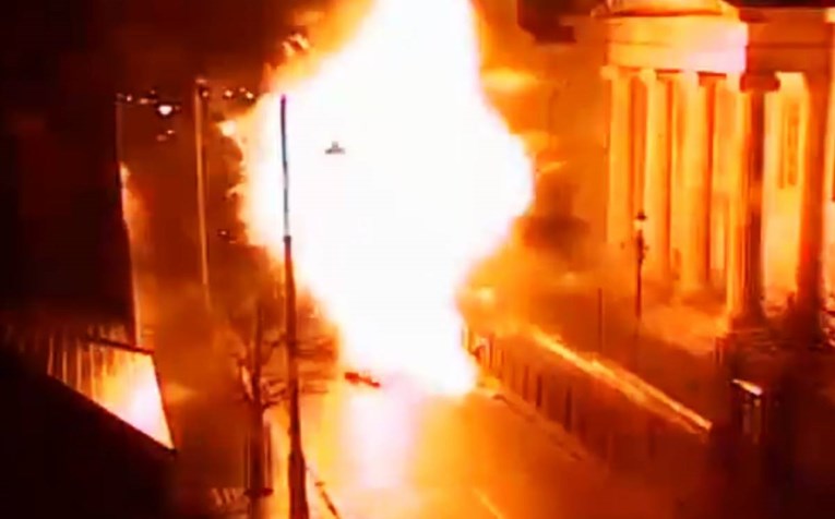VIDEO Snimljen trenutak eksplozije auto-bombe u Sjevernoj Irskoj